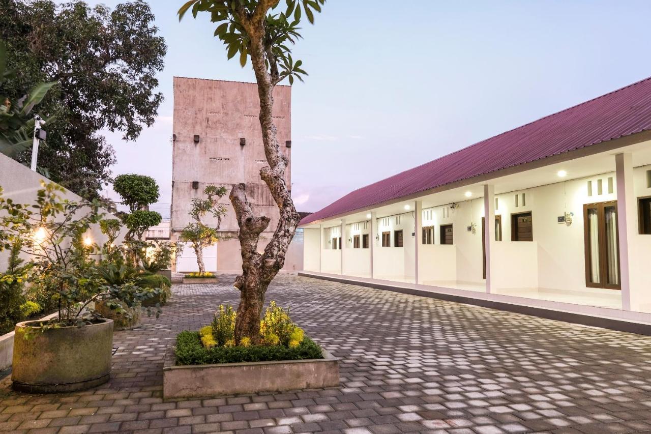 Oyo 3716 Dijobi Hotel Sempidi Екстериор снимка